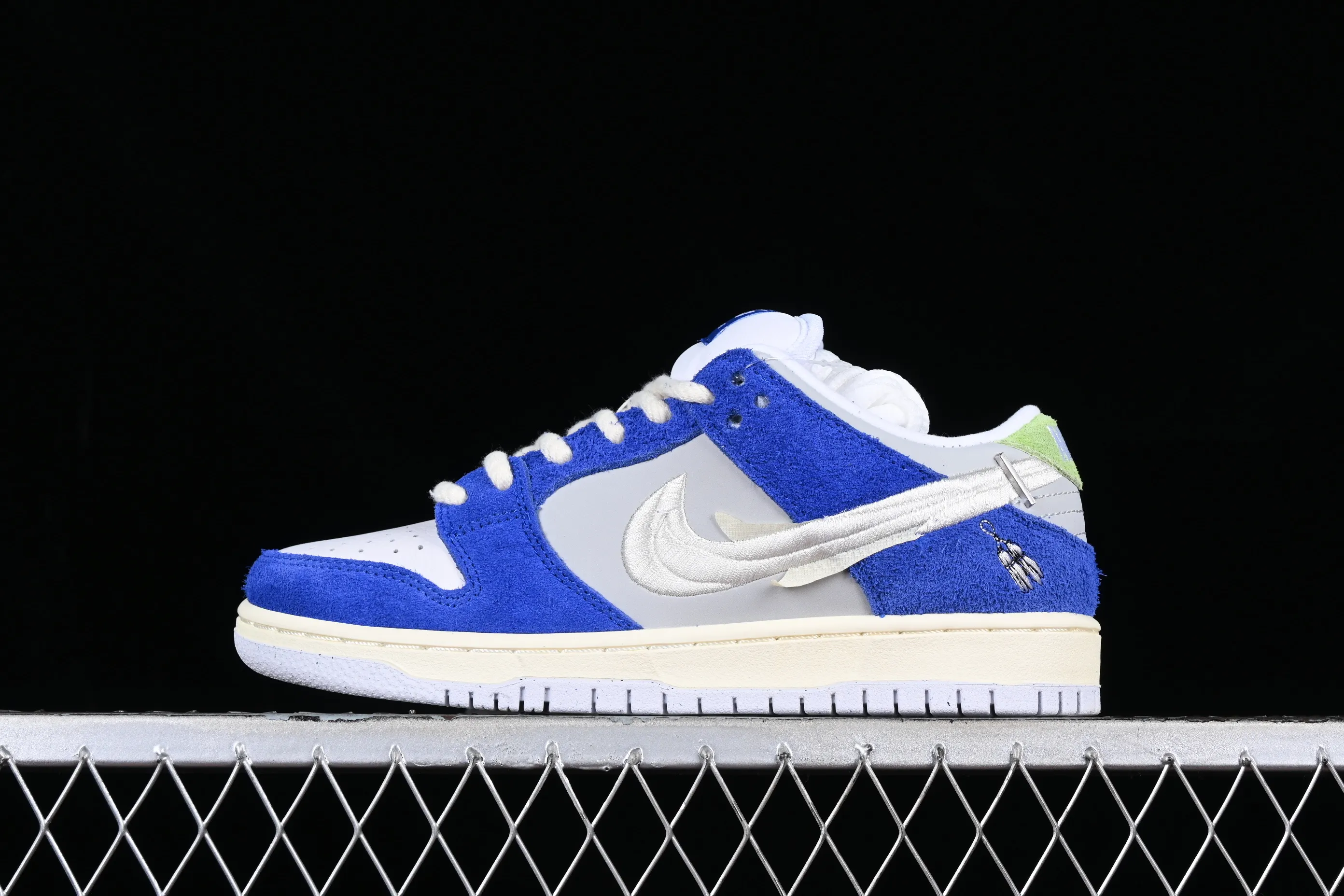 All categories Nk SB Dunk series Nk SB Dunk Low low-top sneakers F version Fly Streetwear x Nk SB Dunk Low joint model SB dunk series low-top casual sports skateboard shoes DQ5130-400